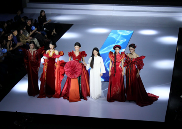 Show diễn tốt nghiệp của sinh viên ngành Thiết kế thời trang, trường Đại học Kiến trúc Hà Nội.