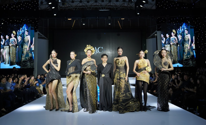 "MƯA TRÊN KINH ĐÔ" của NTK Lạc: Bản giao hưởng lãng mạn giữa ký ức và thiên nhiên Huế. BST tái hiện vẻ đẹp cổ kính, u buồn của kinh thành xưa, pha lẫn ánh vàng son quá khứ. Các chi tiết đính kết tinh xảo như giọt mưa, tạo chiều sâu nghệ thuật và nét trang nhã cuốn hút.