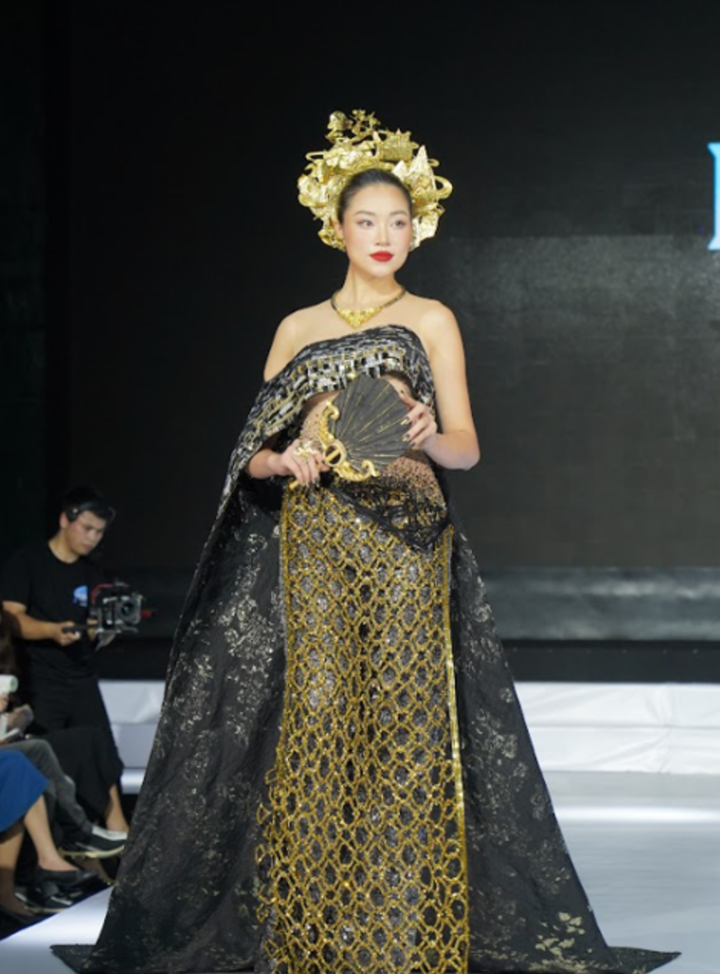 Đoàn Thu Thủy Hoa hậu Thể thao 2022 và Á hậu 4 Miss Global 2023 trình diễn trang phục của NTK Lạc