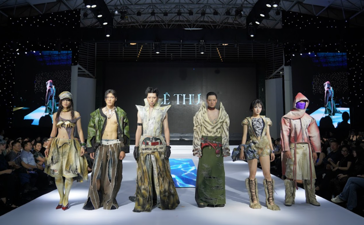 "Karst" của NTK Lê Thư: Biểu thị hình ảnh của những dãy núi đá vôi trong thế kỷ hiện đại. Kết hợp chất liệu jeans, lụa cùng các kỹ thuật xử lý bề mặt như tẩy, nhuộm, đính đá, tạo nên diện mạo vừa mạnh mẽ vừa tinh tế.