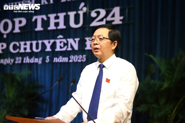 Ông Hồ Quốc Dũng, Bí thư Tỉnh ủy, Chủ tịch HĐND tỉnh Bình Định phát biểu tại kỳ họp.