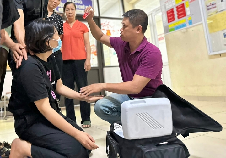 Nữ điều dưỡng quỳ gối tiễn biệt tạng của chồng