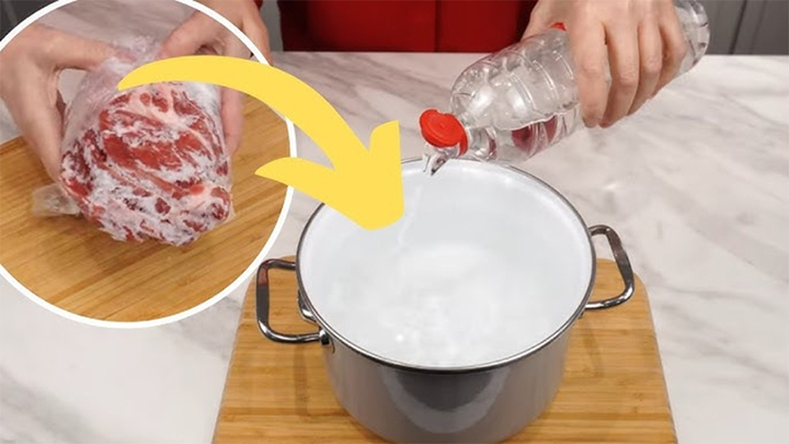 Cách rã đông thịt bằng giấm nhanh chóng, an toàn và hiệu quả. (Ảnh: Clever Hacks)