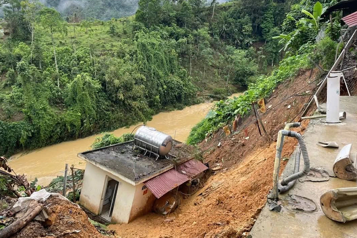 Khu vực công trình phụ trường học trên địa bàn tỉnh Tuyên Quang bị sạt lở. (Ảnh: Báo Tuyên Quang)