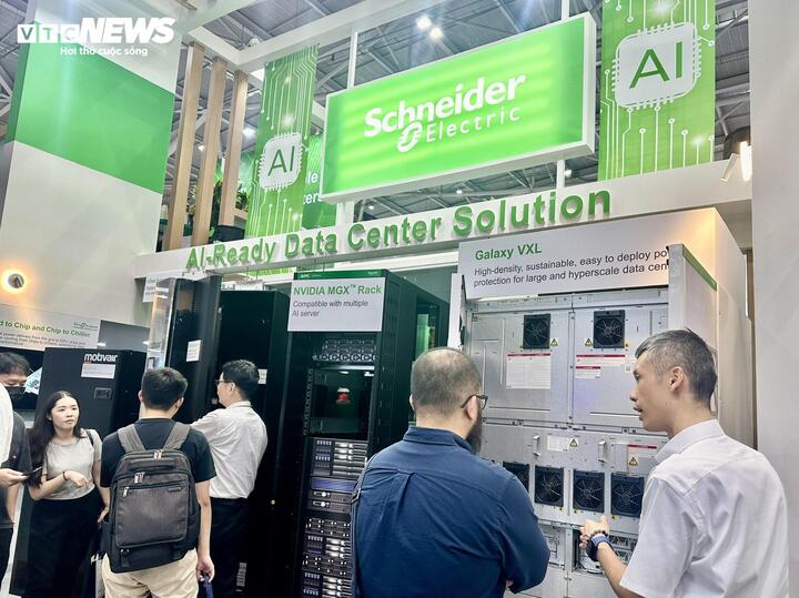 ระบบ NVIDIA MGX (ซ้าย) และ Galaxy VXL (ขวา) ได้รับการแนะนำโดย Schneider Electric ในงานนิทรรศการ COMPUTEX 2025 (ภาพ: มานห์ หุ่ง)