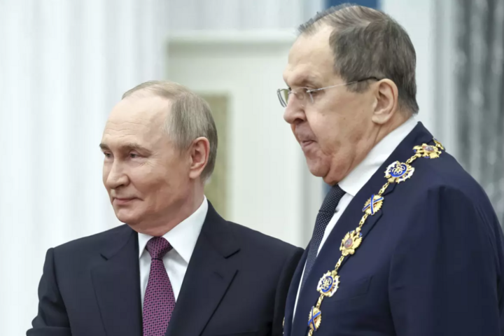 Tổng thống Nga Vladimir Putin và Ngoại trưởng Nga Sergey Lavrov. (Ảnh: LA Times)