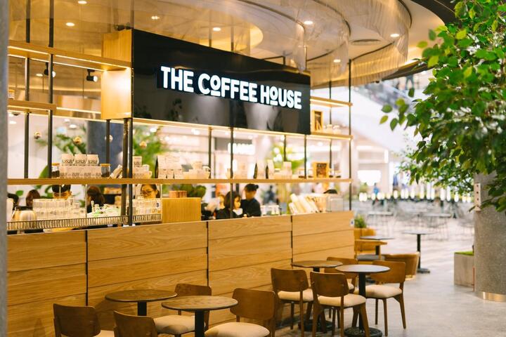 The Coffee House định vị ban đầu phục vụ lớp khách hàng trẻ, dân văn phòng, freelance với nhiều tiện ích được yêu thích.