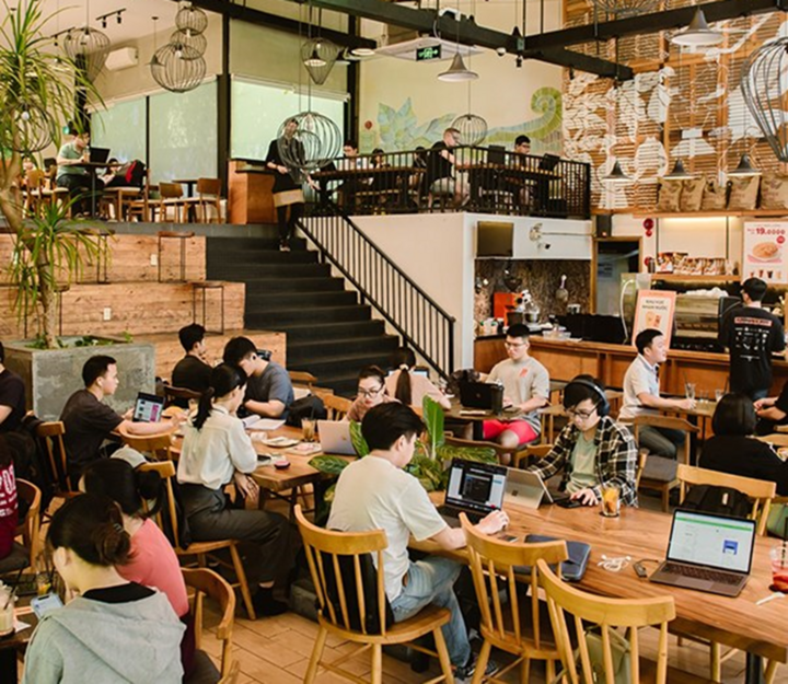 The Coffee House đang gây tranh cãi với quyết định “tiết kiệm điện” bằng bịt kín ổ cắm điện.