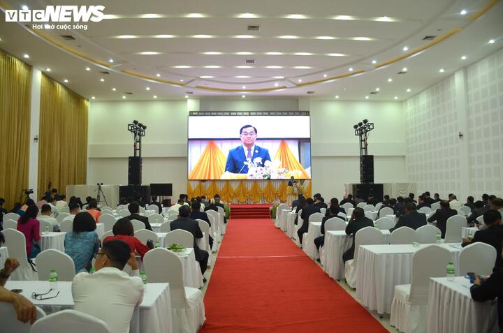 Bí thư, Tỉnh trưởng Sekong Lếc-lay Sỉ-vi-lay khẳng định đây là lần đầu tiên tổ chức hôi nghi trực tuyến có qui mô lớn và mang lại ý nghĩa to lớn cho 3 nước .
