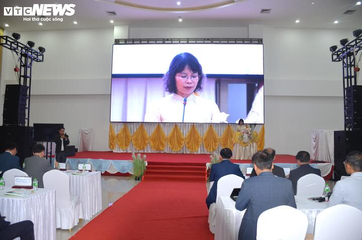 Tổng Lãnh sự Việt Nam tại Pakse, Lào - bà Tạ Phương Dung phát biểu khai mạc diễn đàn.