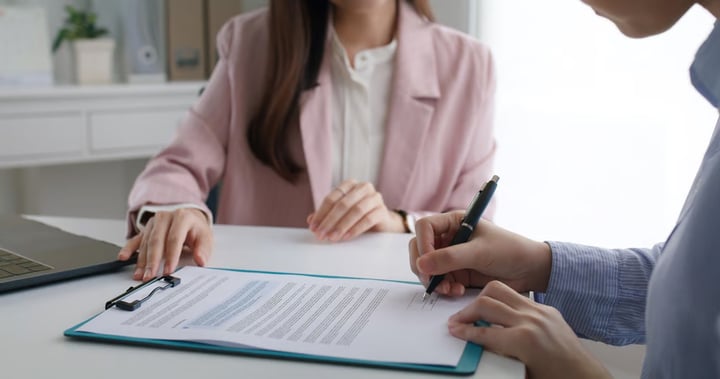 Người mẹ đã mua một hợp đồng bảo hiểm mang tên con trai mình khoảng 1 ngày trước khi cậu qua đời. (Ảnh: Shutterstock)