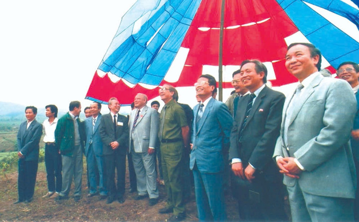 Chủ tịch Hội đồng Bộ trưởng Võ Văn Kiệt, Phó Chủ tịch Hội đồng Bộ trưởng Trần Đức Lương (hàng đầu, thứ 3 từ phải sang) và đoàn công tác đến dự lễ khởi công đường dây 500kV mạch 1, kiểm tra công tác xây dựng vị trí cột đầu tiên của đường dây 500kV mạch 1 (năm 1992). (Nguồn ảnh: CSDL EVN)
