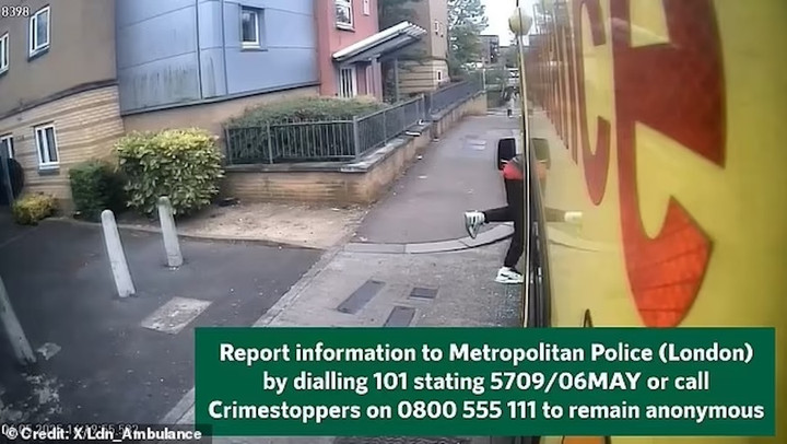 Anh ta chui đầu qua lỗ hổng mình tạo ra ở cửa kính...