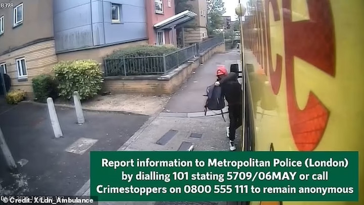 ... và lấy đi hai chiếc ba lô của nhân viên y tế, bỏ trốn khỏi hiện trường.