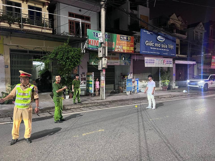 Lực lượng chức năng đưa tài xế tới hiện trường để phục vụ điều tra.