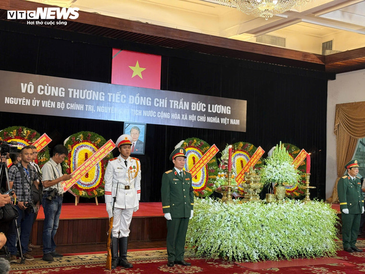 Bên trong Hội trường Thống Nhất, các đại biểu chuẩn bị thực hiện nghi thức Quốc tang.