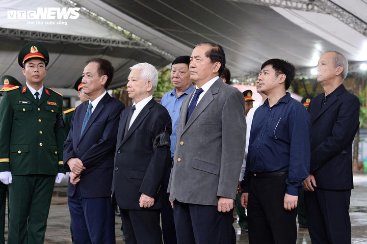 Nguyên Chủ tịch nước Nguyễn Minh Triết vào viếng nguyên Chủ tịch nước Trần Đức Lương.