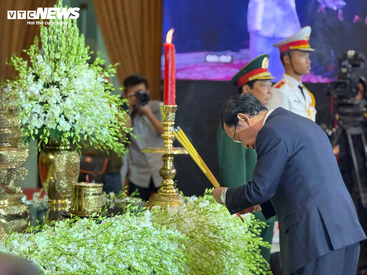 Bí thư Nguyễn Văn Nên thắp hương tưởng nhớ nguyên Chủ tịch nước Trần Đức Lương.