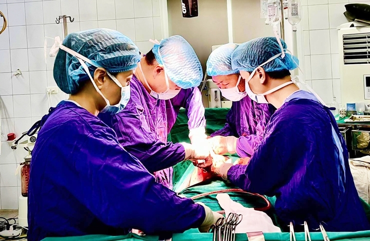 Người phụ nữ bị xe rác đè vỡ tụy