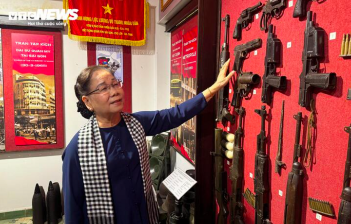 Bà Vũ Minh Nghĩa tại Bảo tàng Biệt động Sài Gòn.