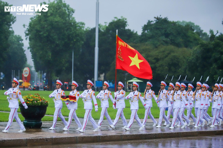 Sáng 24/5, Lễ thượng cờ rủ diễn ra tại Quảng trường Ba Đình (Hà Nội), bắt đầu cho 2 ngày Quốc tang nguyên Chủ tịch nước Trần Đức Lương.