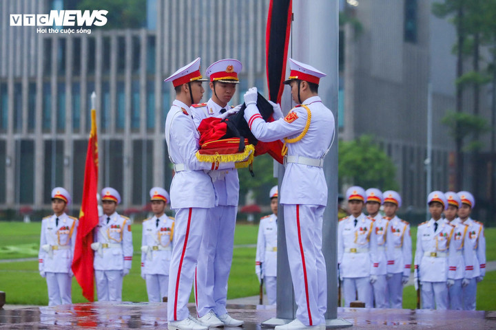 Theo quy định, cờ rủ trong Quốc tang là cờ có dải băng đen với kích thước bằng 1/10 chiều rộng và chiều dài bằng chiều dài lá cờ. Cờ chỉ được treo đến 2/3 cột với băng vải đen buộc để cờ không bay.