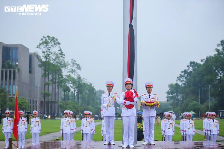 Nghi lễ được thực hiện trang nghiêm dưới nền nhạc Quốc ca. Đúng 6h, mọi công tác chuẩn bị cho Lễ thượng cờ rủ Quốc tang nguyên Chủ tịch nước Trần Đức Lương hoàn tất, Quốc kỳ có dải băng đen được kéo lên.