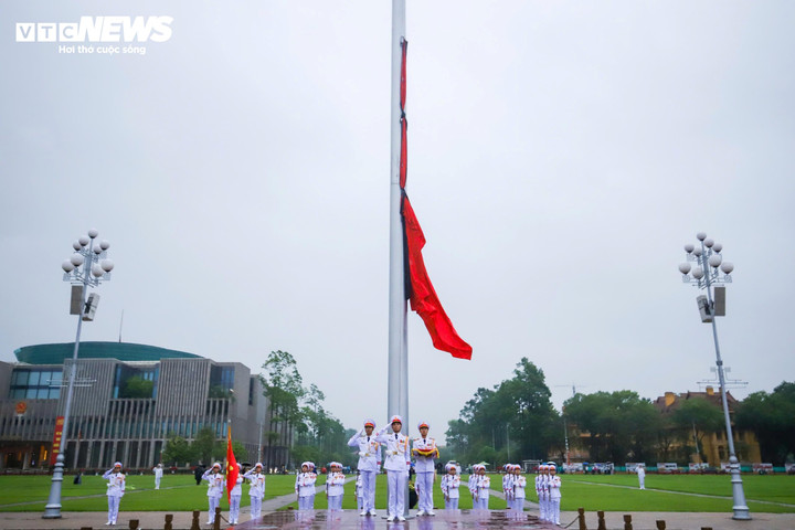 Khác với ngày thường, tối nay sẽ không có lễ hạ cờ mà cờ rủ sẽ được treo liên tục trong 2 ngày Quốc tang 24 và 25/5. Cũng trong 2 ngày Quốc tang, các cơ quan, công sở, nơi công cộng treo cờ rủ, không tổ chức các hoạt động vui chơi giải trí công cộng.