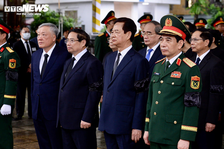 Thủ tướng Phạm Minh Chính, nguyên Thủ tướng Nguyễn Tấn Dũng, Phó Thủ tướng Thường trực Nguyễn Hòa Bình và đoàn vào viếng nguyên Chủ tịch nước Trần Đức Lương.