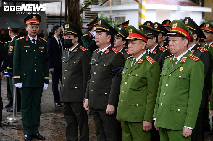 Đoàn Đảng ủy Công an Trung ương, Bộ Công an do Thượng tướng Trần Quốc Tỏ, Thứ trưởng Bộ Công an dẫn đầu vào viếng. Tham gia đoàn có lãnh đạo Đảng ủy Công an Trung ương, Bộ Công an.