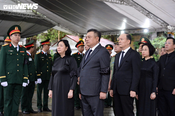 Đoàn Thành ủy, HĐND, UBND, Ủy ban Mặt trận Tổ quốc Việt Nam TP Hà Nội do Bí thư Thành ủy Bùi Thị Minh Hoài làm Trưởng đoàn vào viếng.