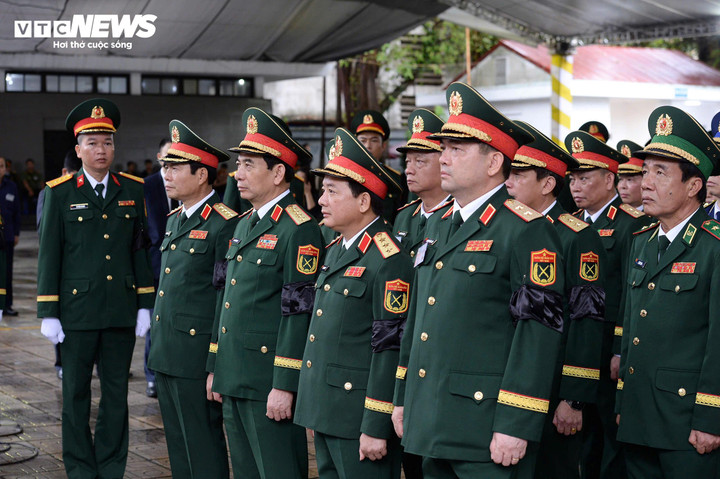 Đoàn Quân ủy Trung ương, Bộ Quốc phòng do Đại tướng Phan Văn Giang, Bộ trưởng Quốc phòng dẫn đầu vào viếng. Tham gia đoàn có Thượng tướng Trịnh Văn Quyết, Chủ nhiệm Tổng cục Chính trị QĐND Việt Nam; Đại tướng Nguyễn Tân Cương, Tổng tham mưu trưởng QĐND Việt Nam, Thứ trưởng Bộ Quốc phòng; các lãnh đạo Quân ủy Trung ương, Bộ Quốc phòng.