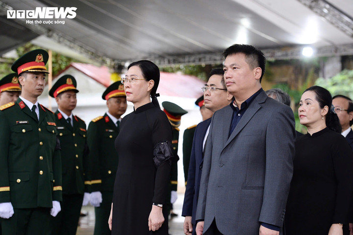 Đoàn Tỉnh ủy, HĐND, UBND, Ủy ban Mặt trận Tổ quốc Việt Nam tỉnh Quảng Ngãi do Bí thư Tỉnh ủy Bùi Thị Quỳnh Vân dẫn đầu vào viếng.