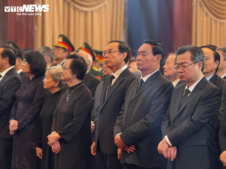 Bí thư Thành ủy Nguyễn Văn Nên cùng đoàn lãnh đạo TP.HCM đến viếng.