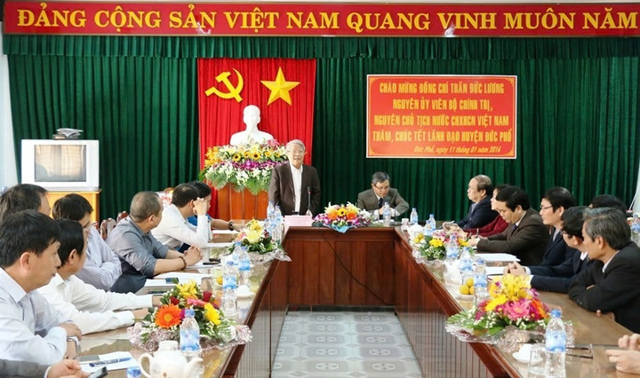 Nguyên Chủ tịch nước Trần Đức Lương thăm, chúc Tết cán bộ và Nhân dân huyện Đức Phổ (nay là thị xã Đức Phổ), tỉnh Quảng Ngãi năm 2016.