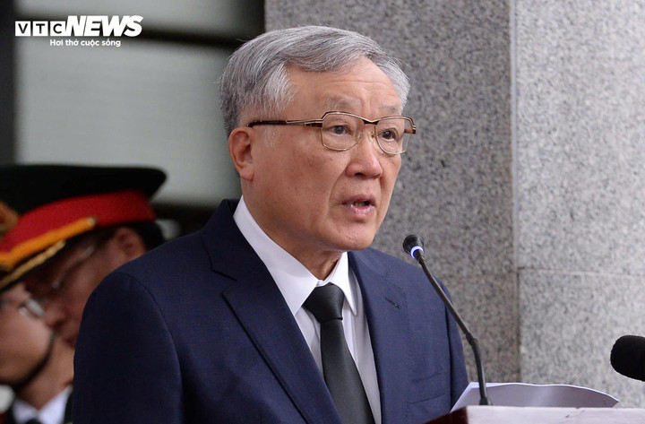 Ông Nguyễn Hoà Bình, Ủy viên Bộ Chính trị, Phó Thủ tướng Thường trực Chính phủ, Trưởng ban Tổ chức Lễ Quốc tang điều hành chương trình lễ tang.