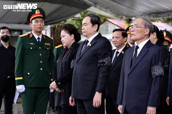 Chủ tịch Quốc hội Trần Thanh Mẫn dẫn đầu Đoàn Quốc hội nước Cộng hòa Xã hội Chủ nghĩa Việt Nam vào viếng nguyên Chủ tịch nước Trần Đức Lương.