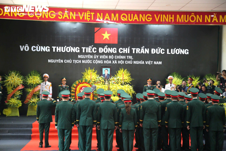 Tiễn biệt nguyên Chủ tịch nước Trần Đức Lương, Thiếu tướng Lê Ngọc Hải ghi sổ tang: “Vô cùng thương tiếc đồng chí Trần Đức Lương, Nguyên ủy viên Bộ Chính trị, nguyên Chủ tịch nước Cộng hòa xã hội chủ nghĩa Việt nam, người có nhiều công lao, cống hiến cho sự nghiệp cách mạng của Đảng và dân tộc, nhà lãnh đạo điềm đạm, sâu sắc, luôn đặt trí tuệ và trách nhiệm lên trên danh tiếng và hình thức. Nguyện bước tiếp con đường mà Đảng, Bác Hồ và Nhân dân đã lựa chọn, cán bộ chiến sĩ lực lượng vũ trang Quân khu 5 tuyệt đối trung thành với Đảng, Tổ quốc và Nhân dân, quyết tâm đoàn kết thống nhất khắc phục khó khăn, hoàn thành xuất sắc nhiệm vụ mà Đảng và Nhân dân giao phó.”