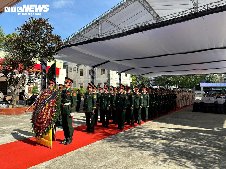 Tính đến 7h, có 55 đoàn đăng ký vào viếng nguyên Chủ tịch nước Trần Đức Lương tại Hội trường T50, Bộ Chỉ huy Quân sự tỉnh Quảng Ngãi, số 142 Lê Trung Đình, TP Quảng Ngãi.