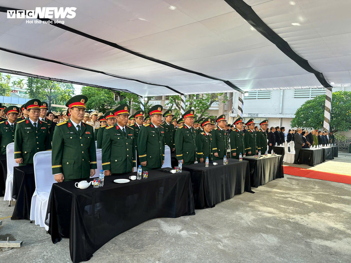 Tại Hội trường T50, các đoàn theo dõi trực tiếp lễ viếng nguyên Chủ tịch nước Trần Đức Lương qua truyền hình.