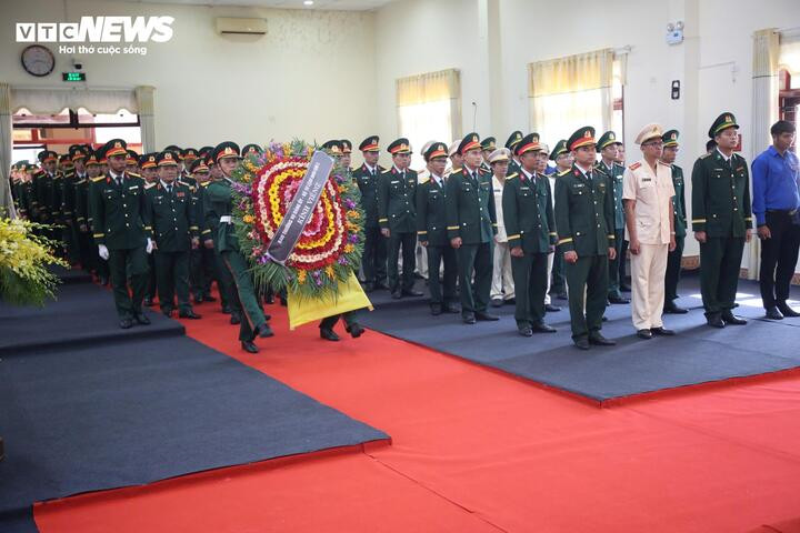 Đoàn Ban Thường vụ Đảng ủy, Bộ Tư lệnh Quân khu 5 do đồng chí Thiếu tướng Lê Ngọc Hải - Phó Bí thư Đảng ủy, Tư lệnh Quân khu, làm Trưởng đoàn kính viếng nguyên Chủ tịch nước Trần Đức Lương.