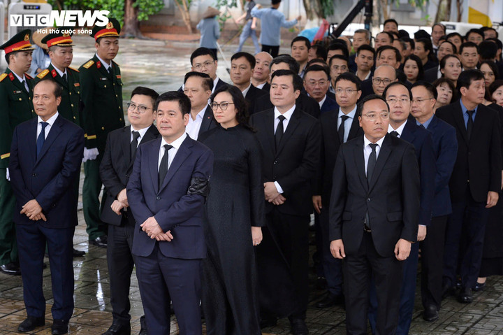 Đoàn Bộ Công Thương do Bộ trưởng Nguyễn Hồng Diên làm Trưởng đoàn vào viếng.