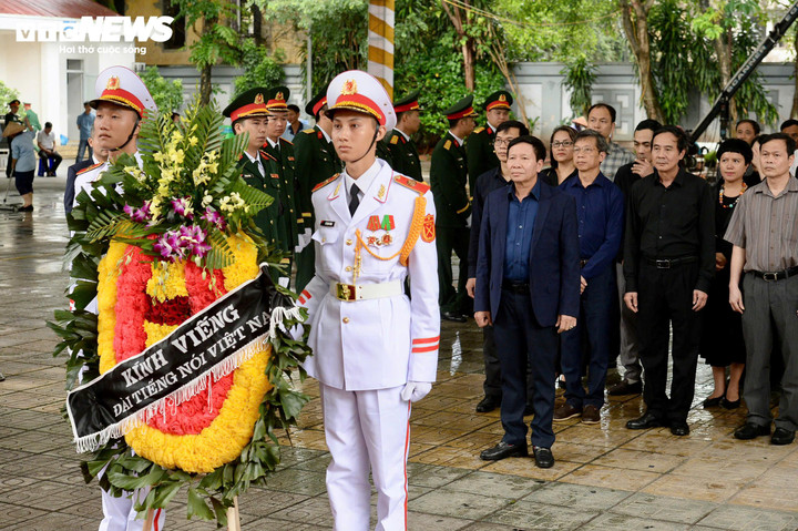 Đoàn Đài Tiếng nói Việt Nam do Phó Tổng Giám đốc Vũ Hải Quang dẫn đầu vào viếng nguyên Chủ tịch nước Trần Đức Lương.