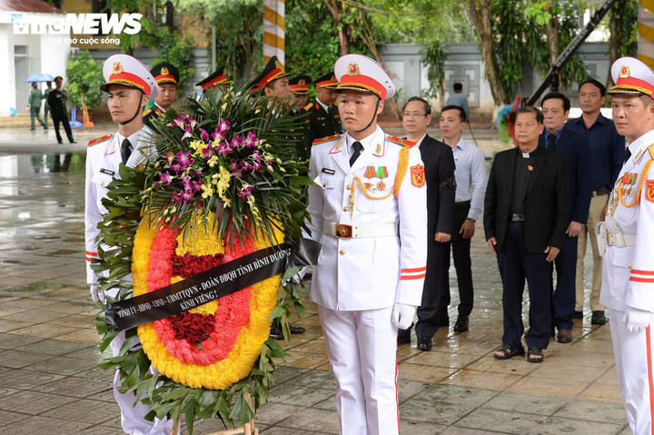 Đoàn Tỉnh ủy, HĐND, UBND, Ủy ban Mặt trận Tổ quốc Việt Nam, đại biểu Quốc hội tỉnh Bình Dương vào viếng nguyên Chủ tịch nước Trần Đức Lương.