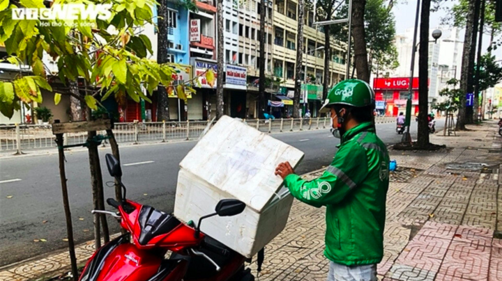 Với đặc thù công việc, nhiều tài xế lo lắng về hạ tầng trạm sạc xe điện.