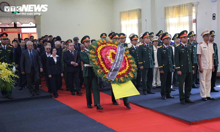 Đoàn Tỉnh ủy, Hội đồng nhân dân, Ủy ban nhân dân, Ủy ban Mặt trận Tổ quốc Việt Nam tỉnh Quảng Ngãi vào viếng.