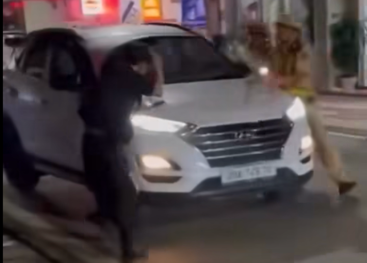 Hình ảnh Nguyễn Văn Huy lái ô tô "thông chốt" nồng độ cồn. (Ảnh cắt từ clip)