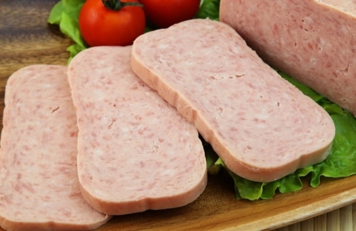 Thịt chế biến sẵn chứa lượng lớn natri để bảo quản và tạo vị – gây áp lực cho thận và dễ làm tăng huyết áp. (Ảnh minh hoạ)