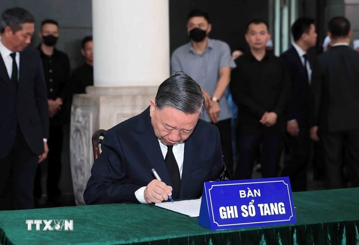 Tổng Bí thư Tô Lâm viết sổ tang tiễn biệt nguyên Chủ tịch nước Trần Đức Lương. (Ảnh: TTXVN)