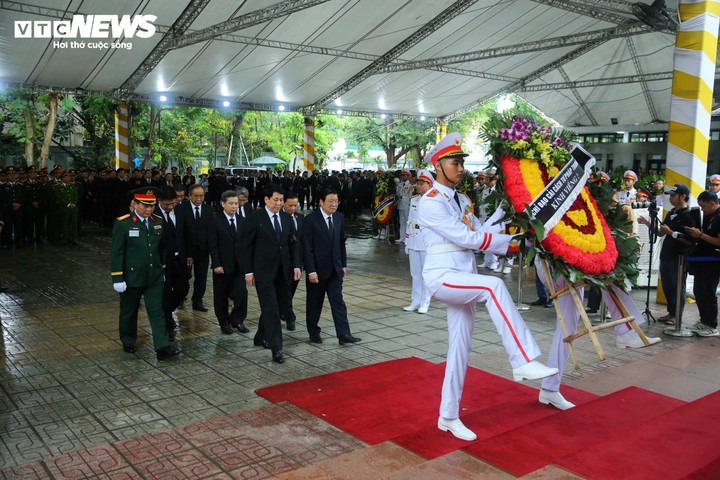 Đoàn Ban chỉ đạo cải cách tư pháp Trung ương do Chủ tịch nước Lương Cường, Trưởng Ban chỉ đạo, dẫn đầu vào viếng.